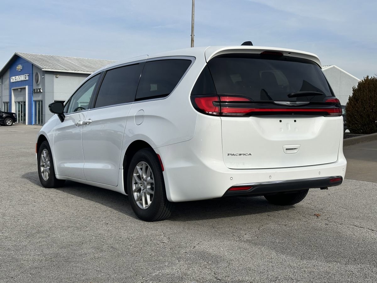 Used 2024 Chrysler Pacifica Touring-L FWD image 4