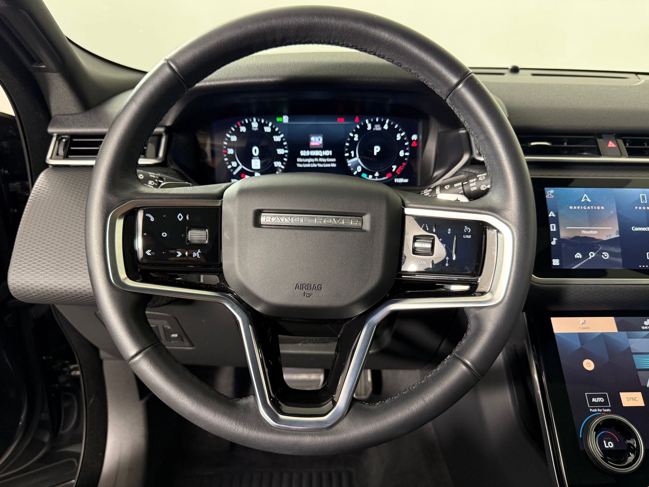 Used 2023 Land Rover Range Rover Velar R-Dynamic S image 17