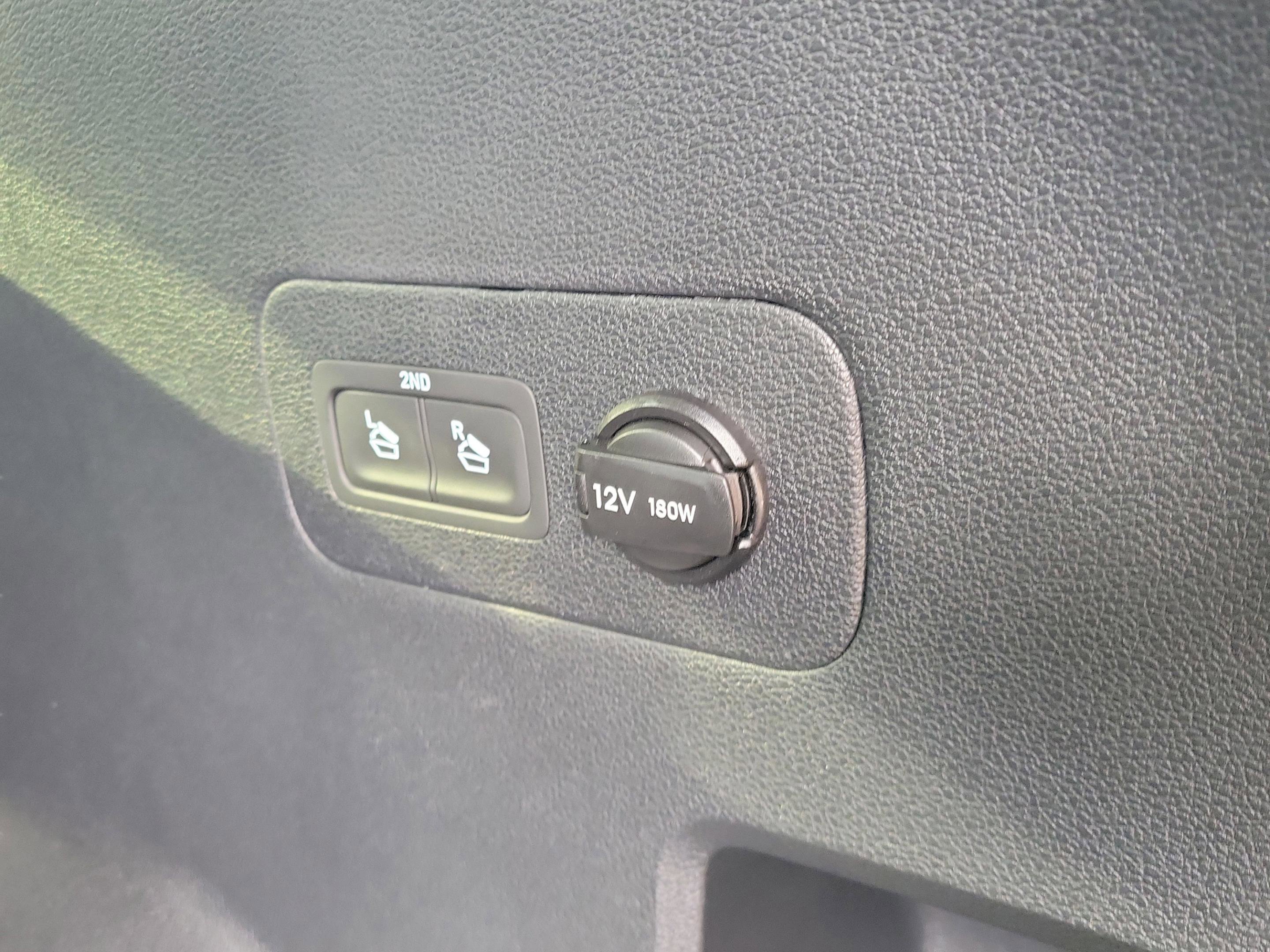 Used 2023 Hyundai Santa Fe SEL w/ Premium Package image 8