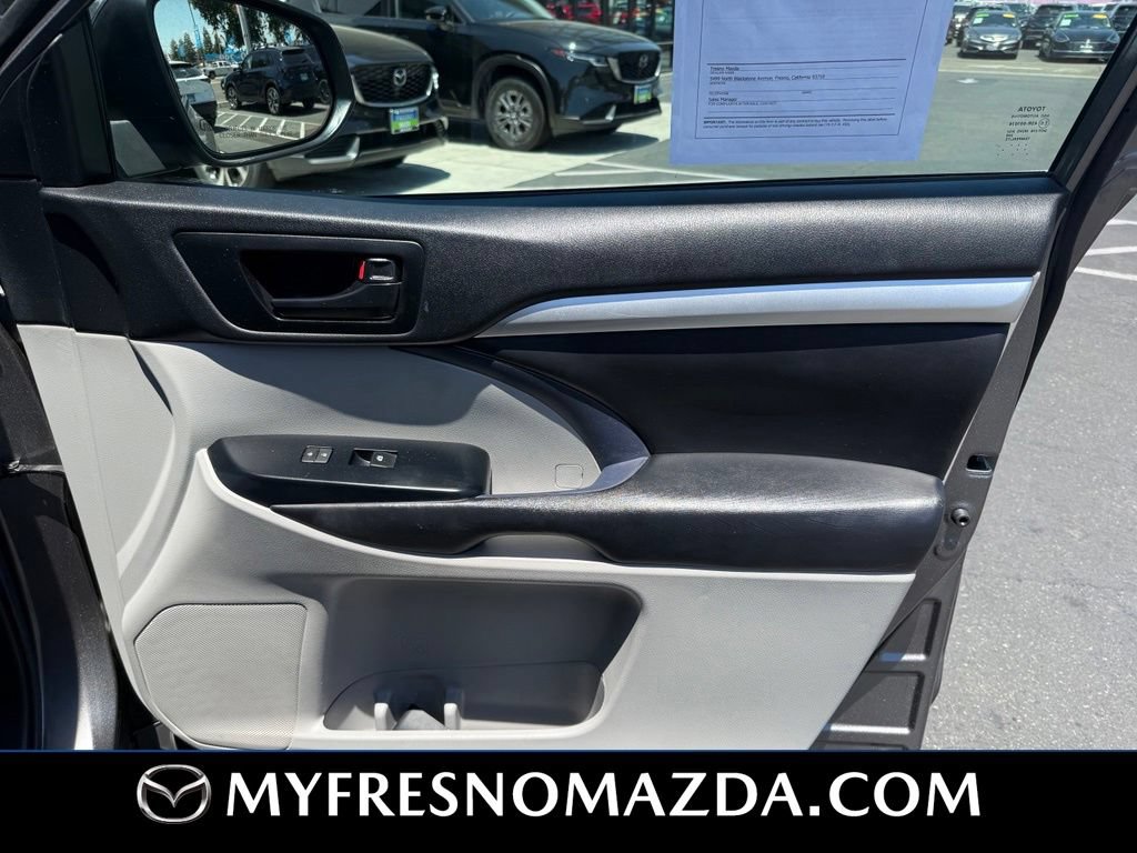 Used 2018 Toyota Highlander Plus w/ Preferred Accessory Package AWD/4WD image 19