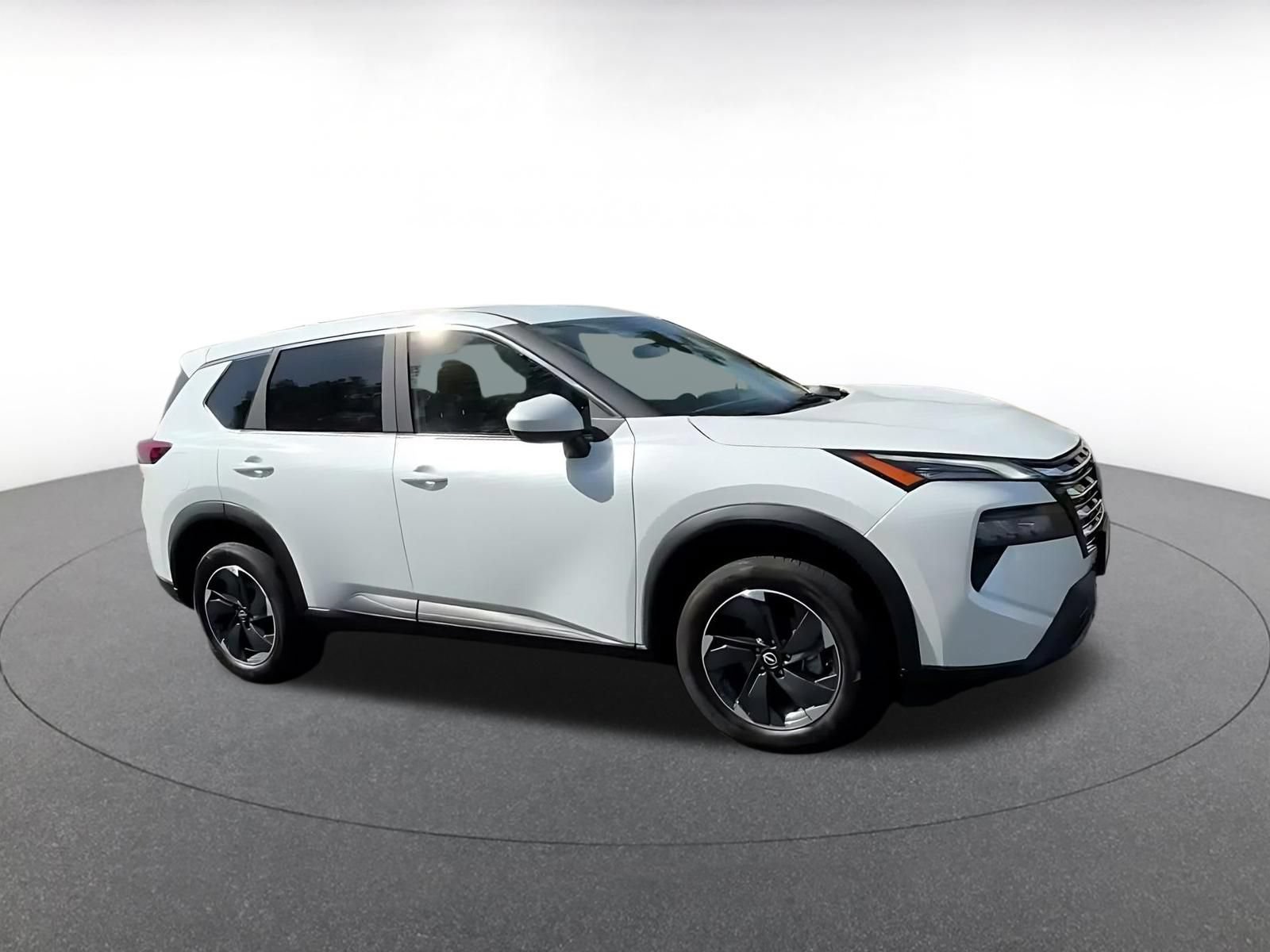 Used 2025 Nissan Rogue SV AWD/4WD image 2