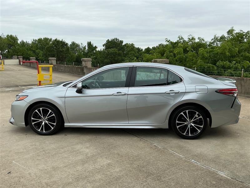 Used 2018 Toyota Camry SE FWD image 3