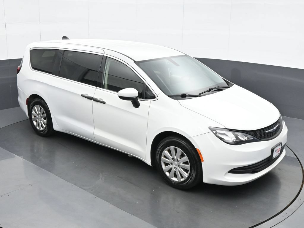 Used 2020 Chrysler Voyager L FWD image 25