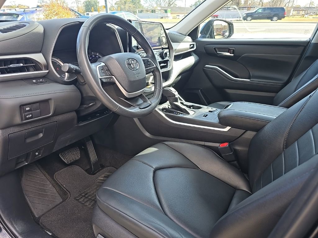 Used 2024 Toyota Highlander XLE image 6