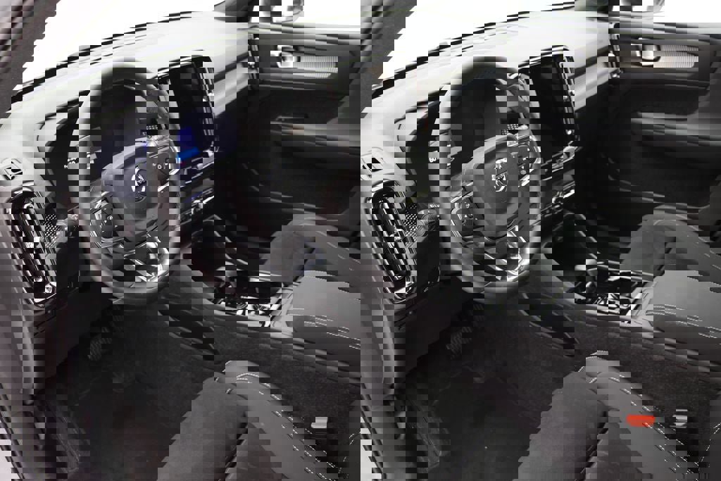 Used 2025 Volvo XC40 B5 Plus image 17