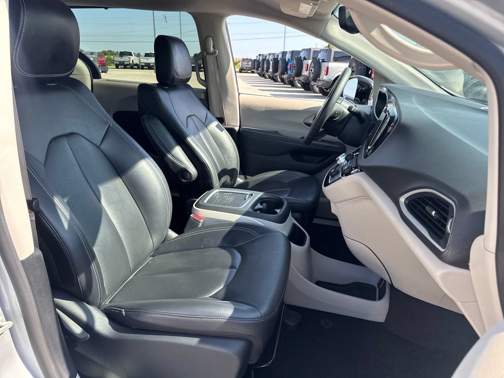Used 2024 Chrysler Pacifica Touring-L FWD image 12