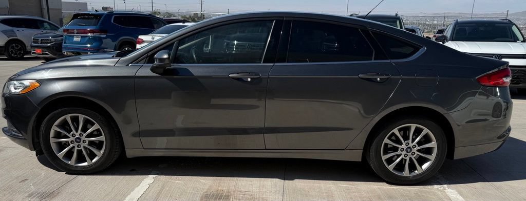 Used 2017 Ford Fusion SE FWD image 6