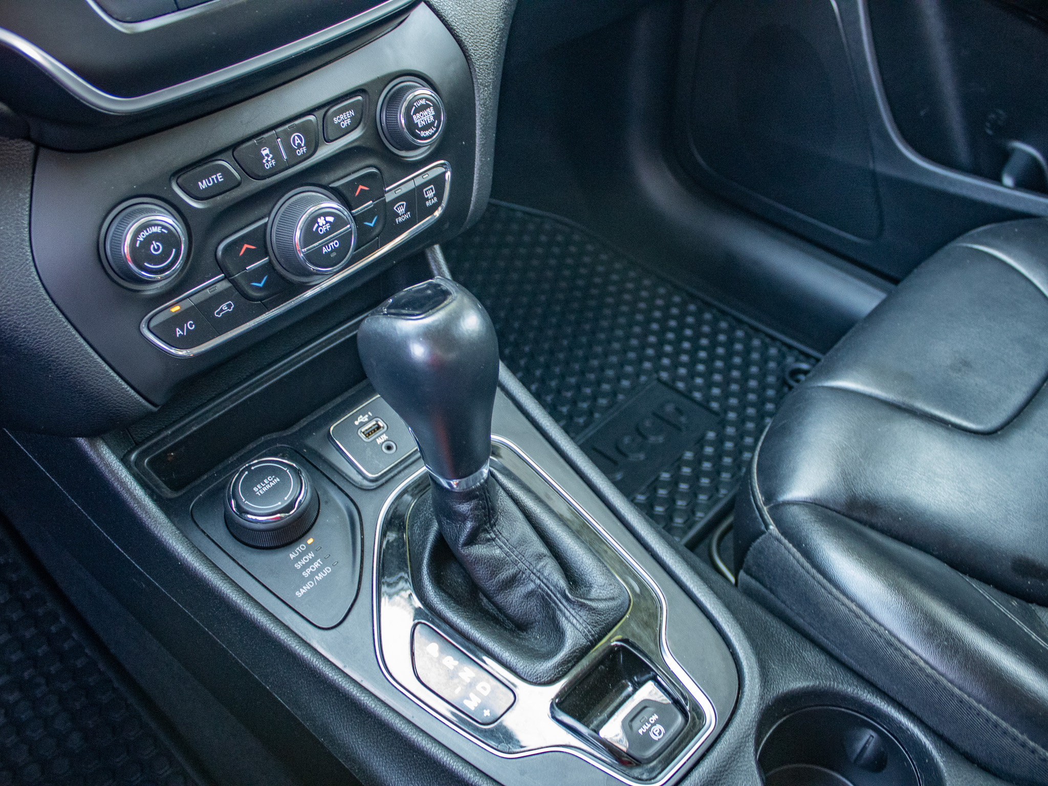 Used 2019 Jeep Cherokee Latitude Plus AWD/4WD image 49