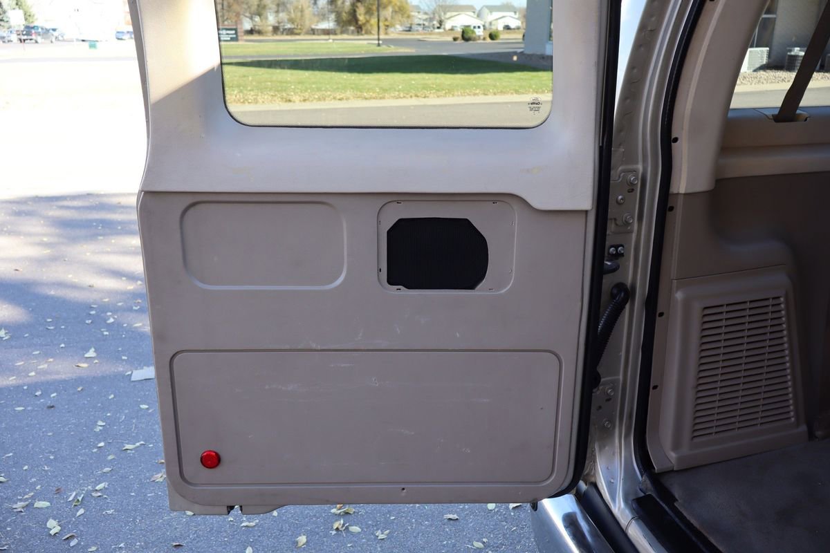 Used 2009 Ford E-350 and Econoline 350 Super Duty Wagon image 23