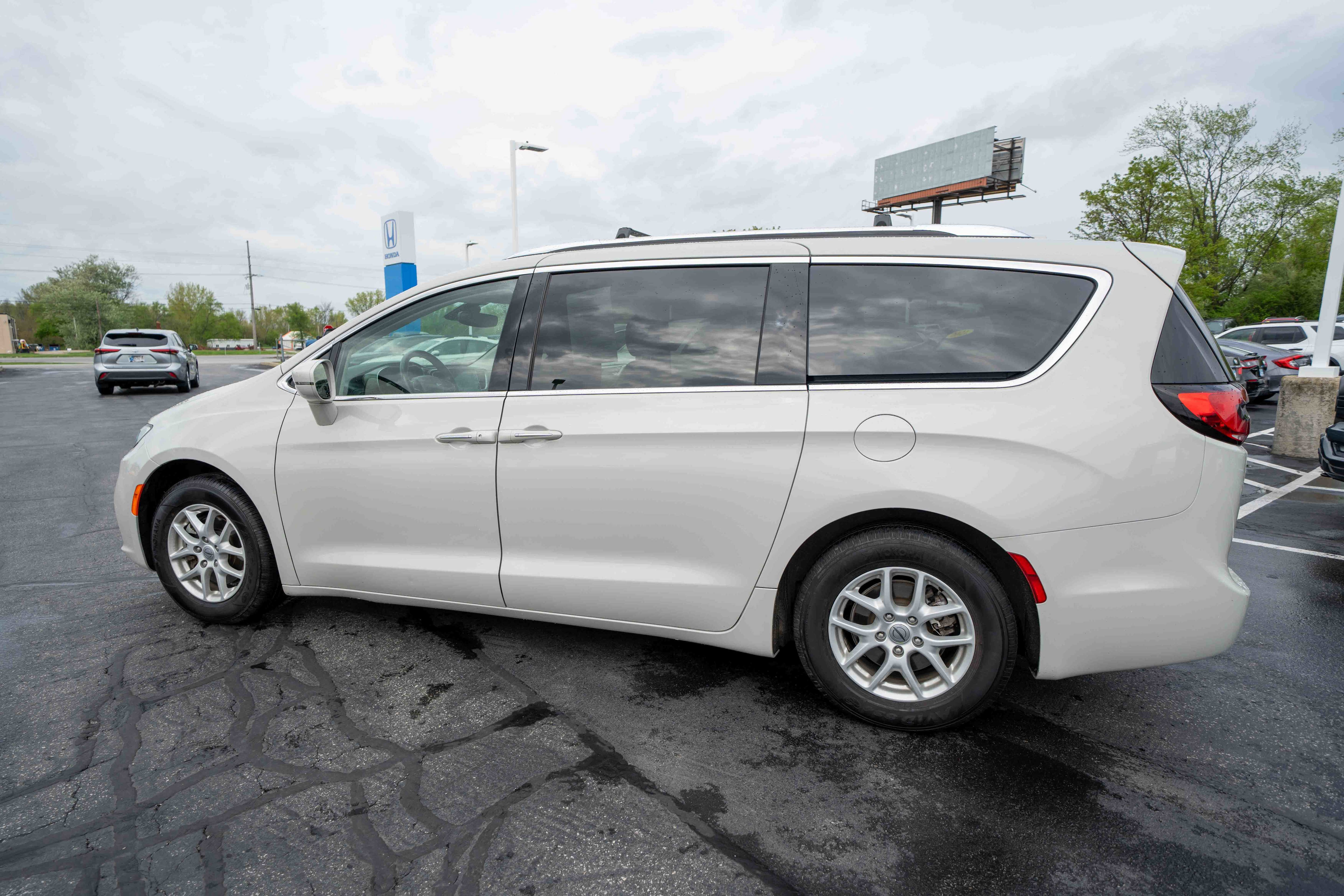 Used 2021 Chrysler Pacifica Touring-L FWD image 4