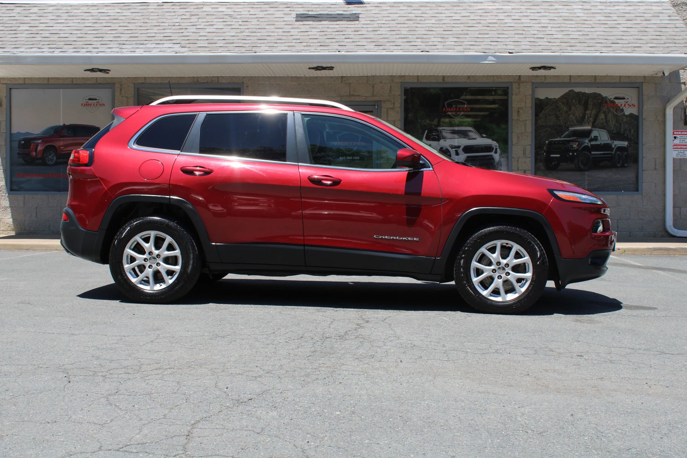 Used 2017 Jeep Cherokee Latitude w/ Comfort/Convenience Group AWD/4WD image 24