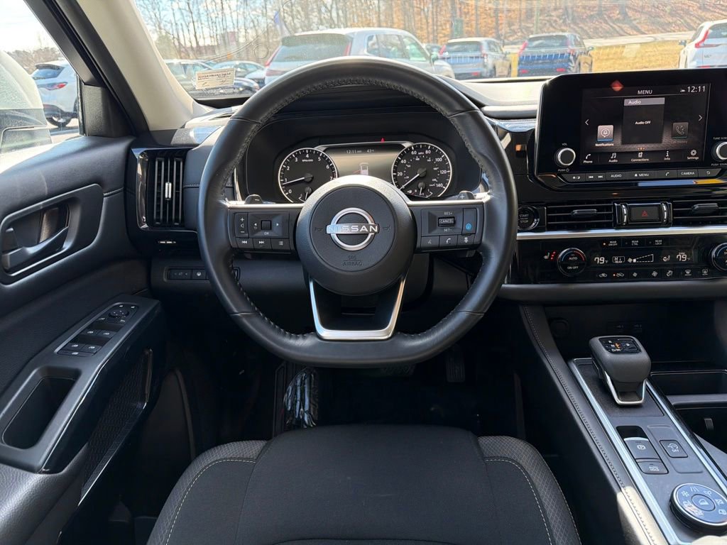 Used 2025 Nissan Pathfinder SV image 16