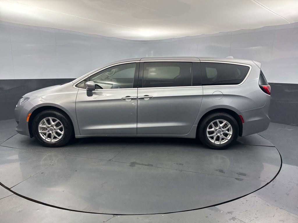 Used 2020 Chrysler Pacifica Touring image 2