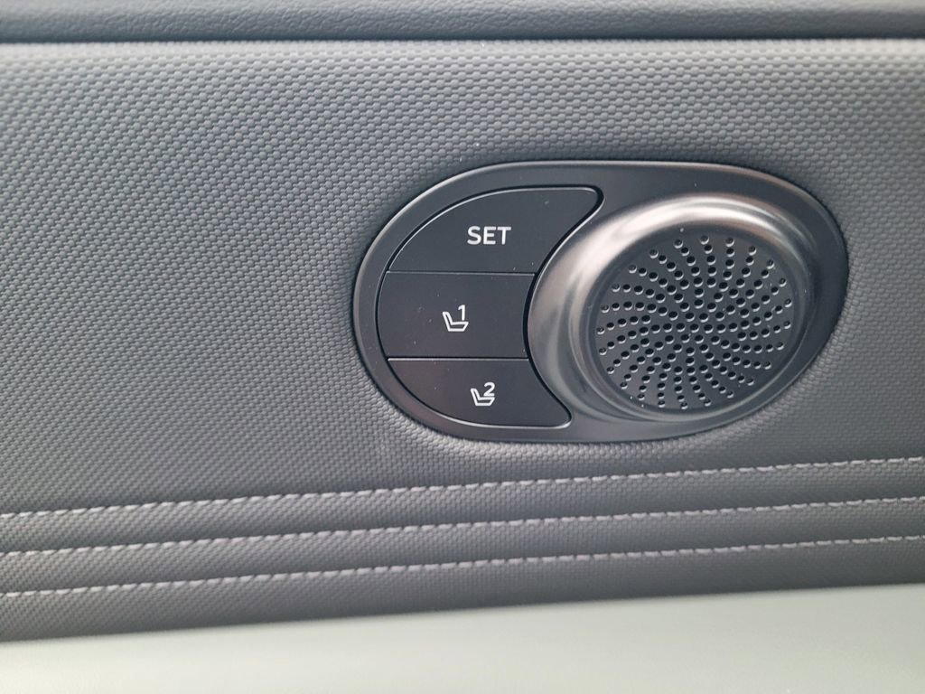 New 2025 Hyundai Elantra Limited image 14