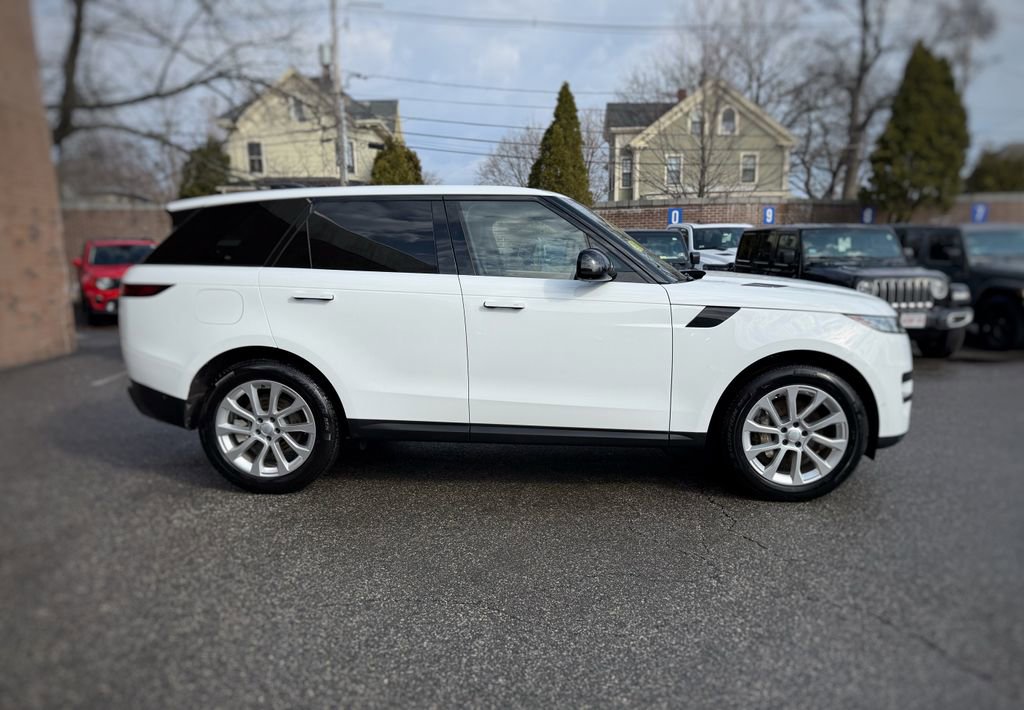 Used 2025 Land Rover Range Rover Sport SE image 4