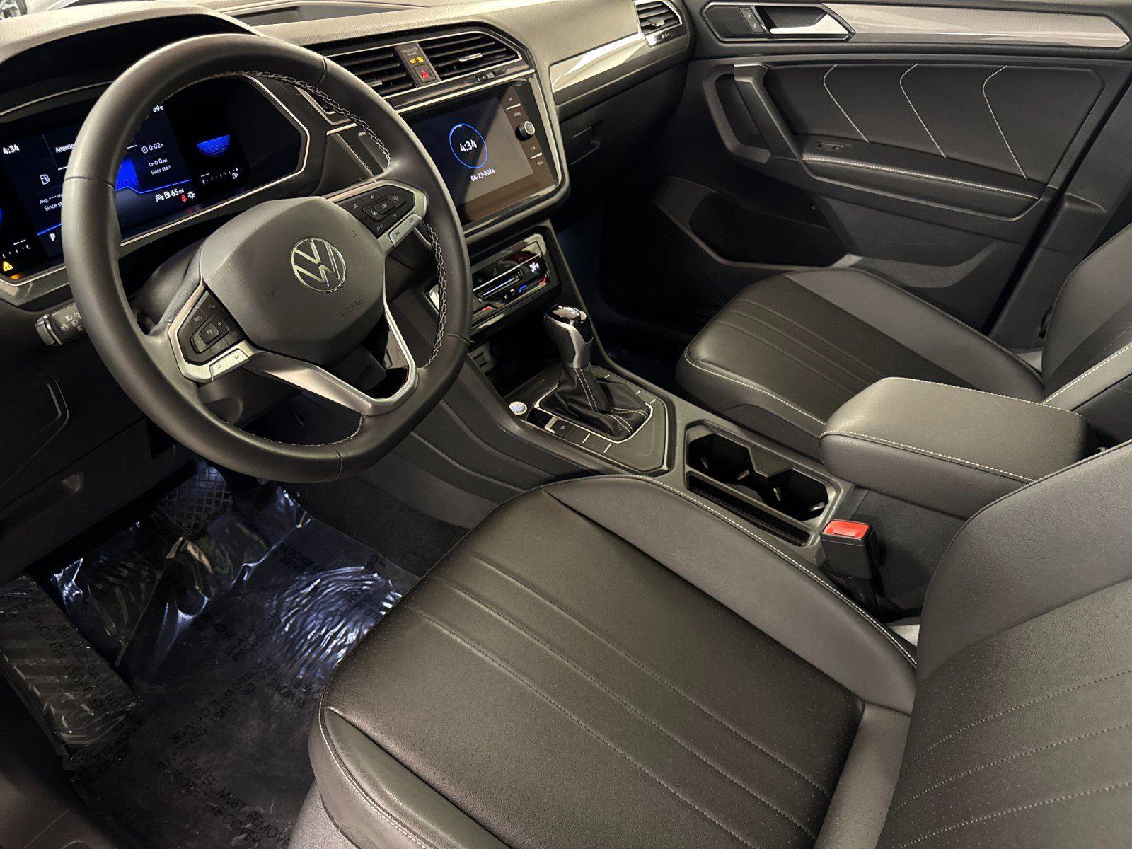 Used 2023 Volkswagen Tiguan SE w/ Panoramic Sunroof Package FWD image 9