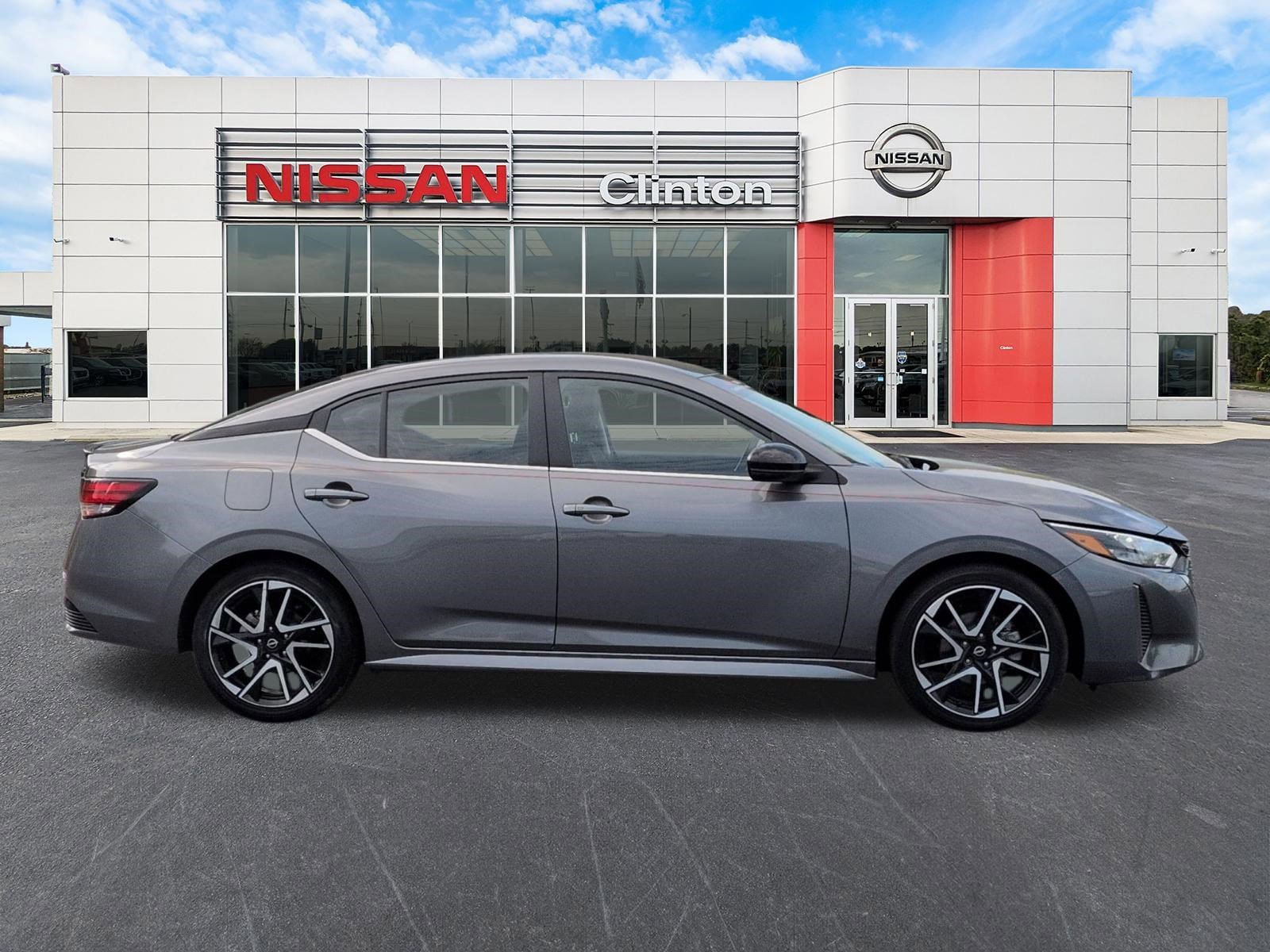 Used 2025 Nissan Sentra SR FWD image 2