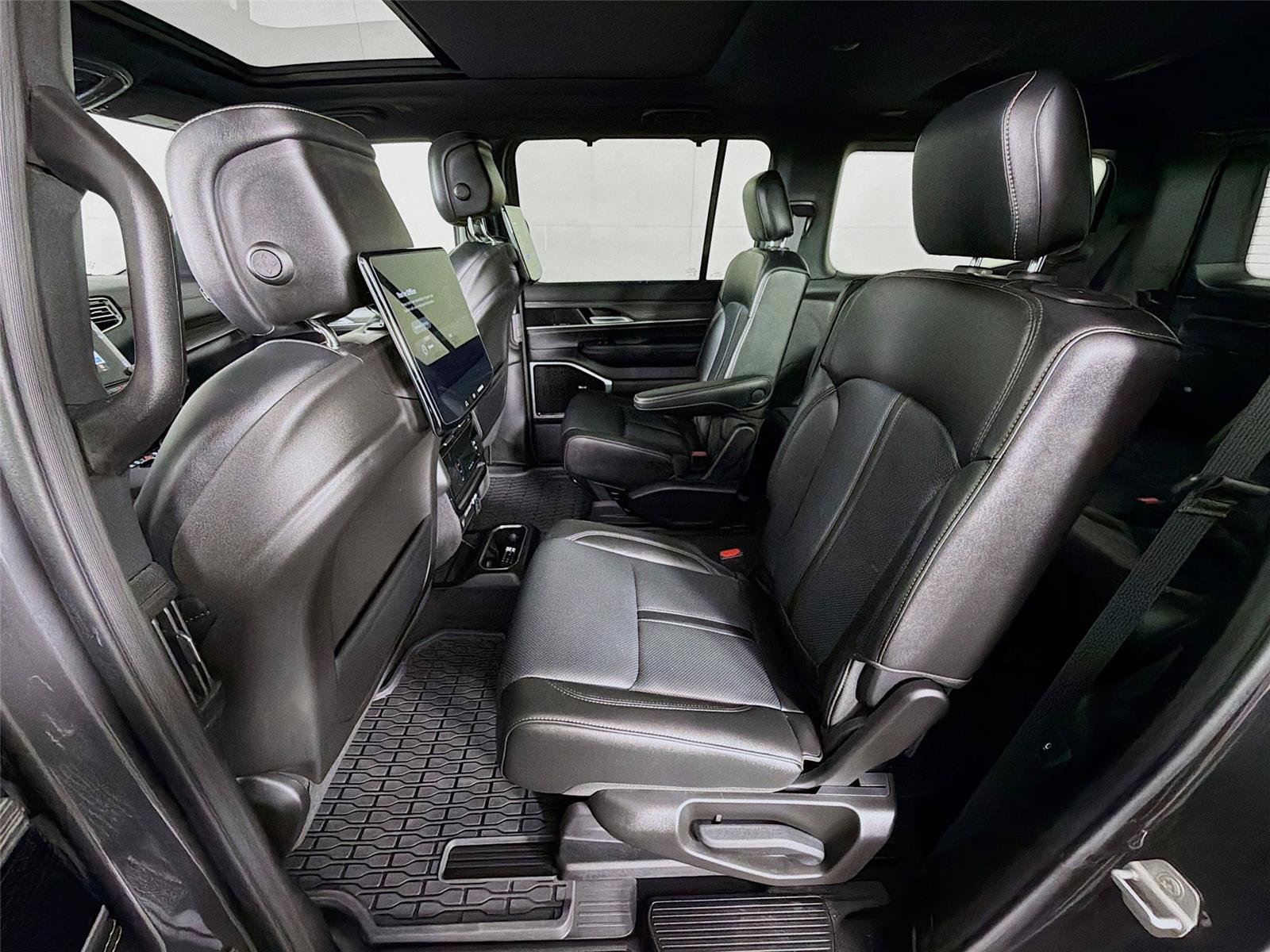 Used 2024 Jeep Wagoneer Series III w/ Premium Group I AWD/4WD image 26