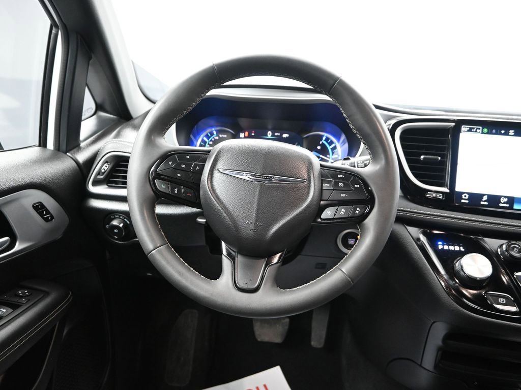 Used 2024 Chrysler Pacifica Select image 32