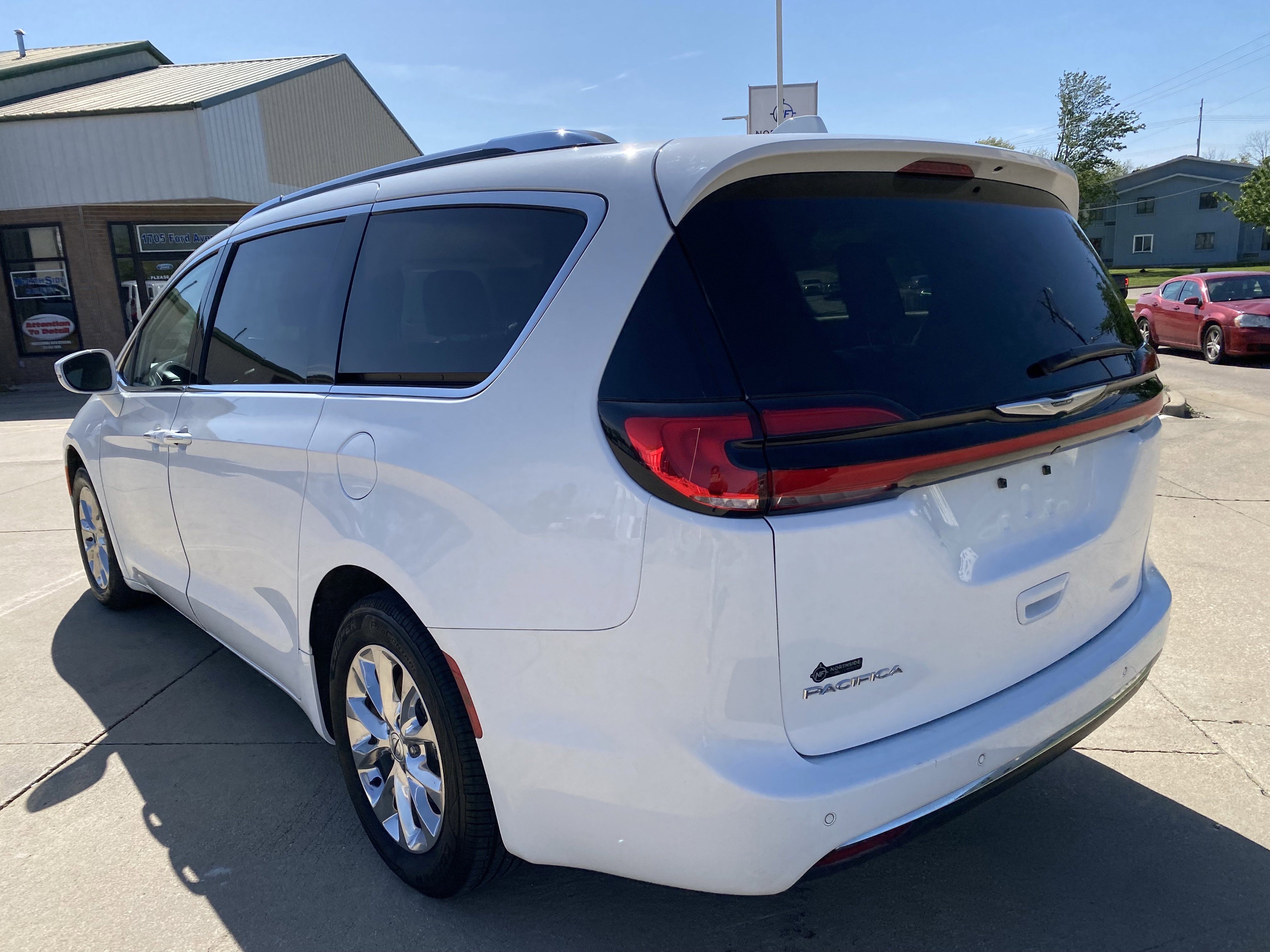 Used 2021 Chrysler Pacifica Touring-L w/ Uconnect Theater Family Group image 2