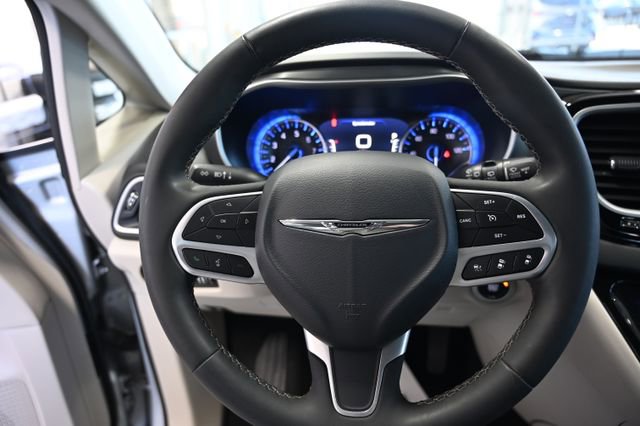 Used 2024 Chrysler Pacifica Touring-L FWD image 24