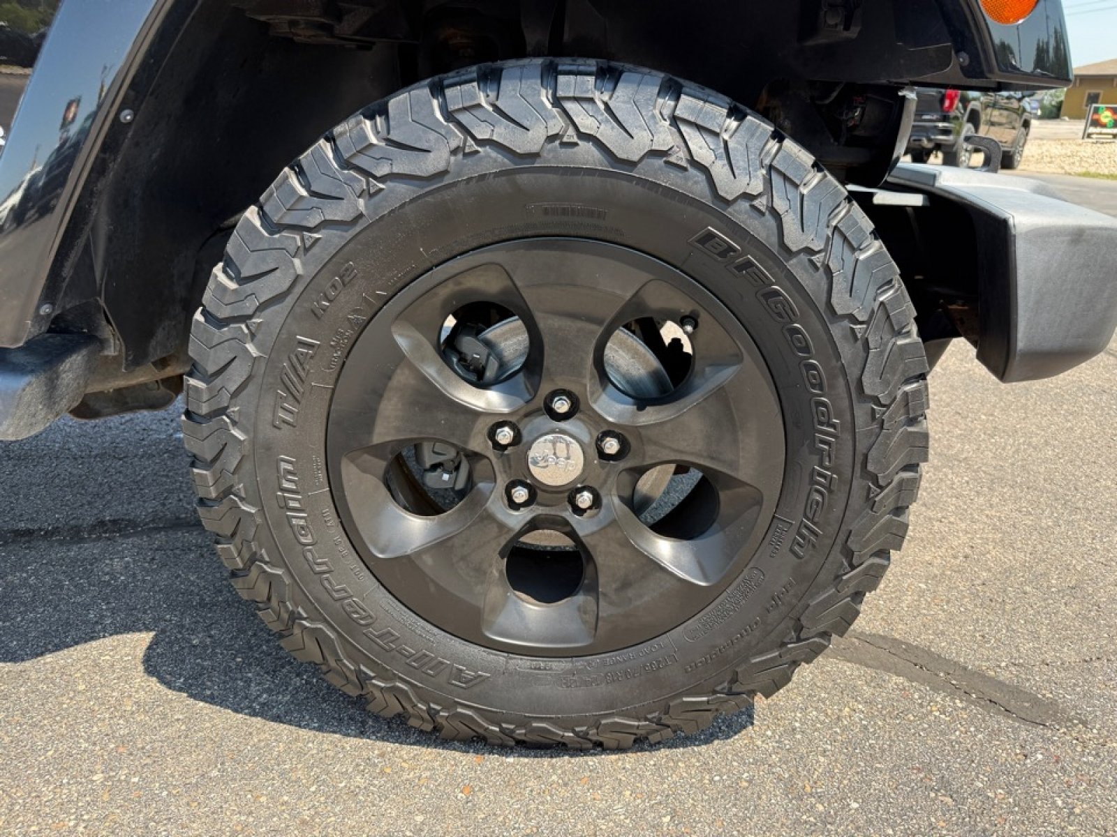 Used 2016 Jeep Wrangler Unlimited Sahara w/ Dual Top Group AWD/4WD image 35