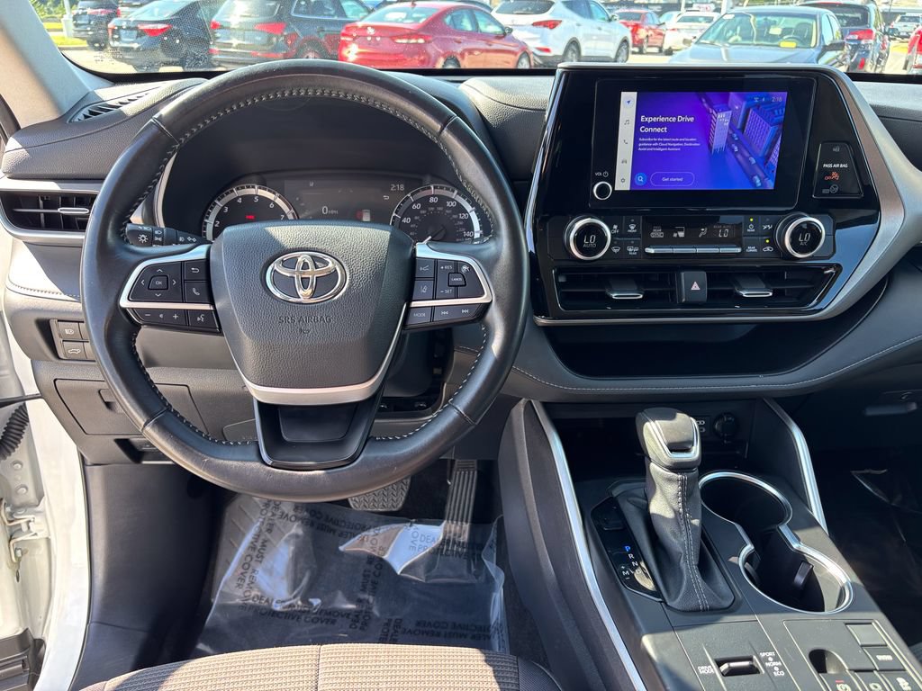Used 2025 Toyota Highlander LE FWD image 21