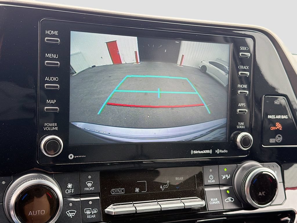 Used 2022 Toyota Highlander XLE AWD/4WD image 14