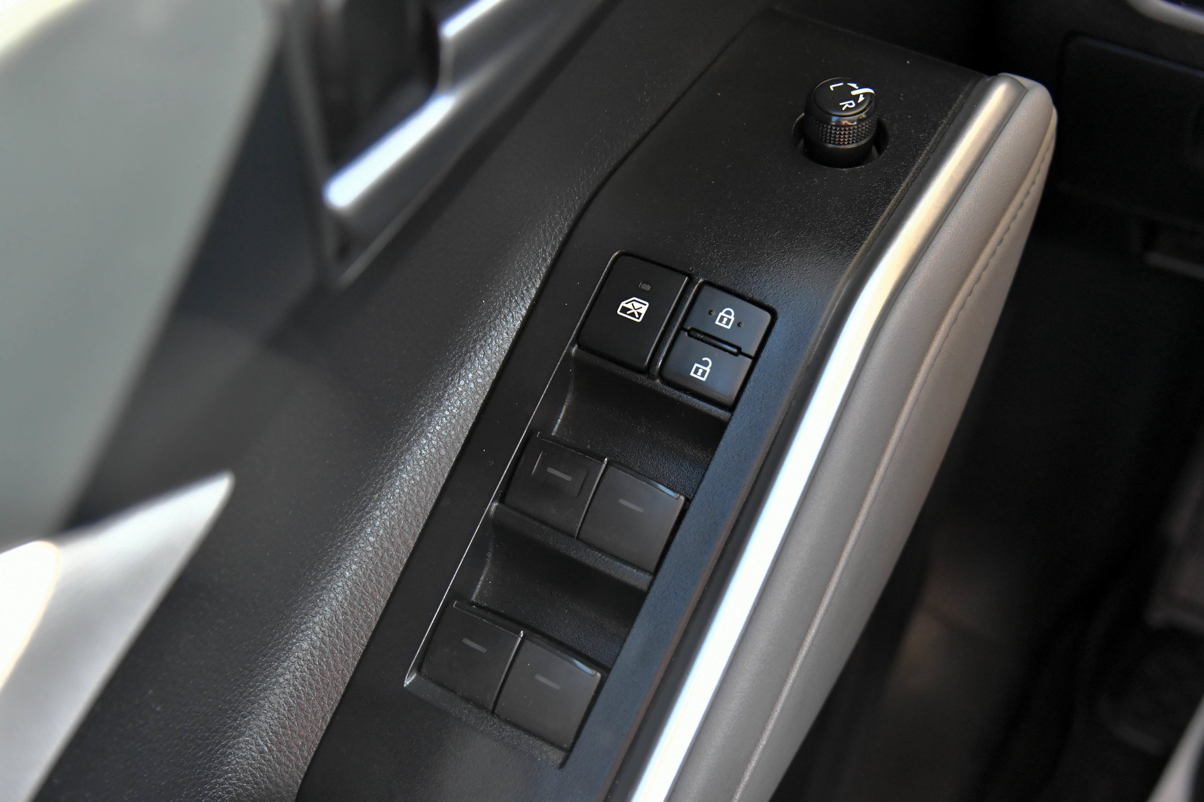 Used 2021 Toyota Highlander L FWD image 32