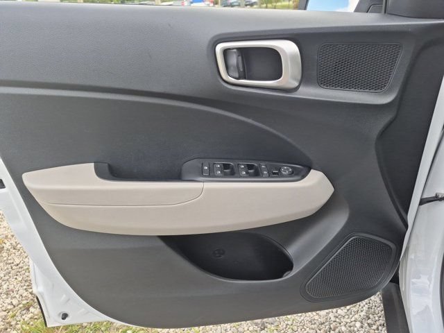 Used 2025 Hyundai Venue SEL FWD image 11