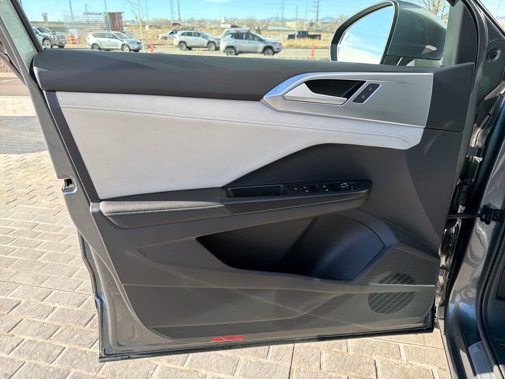 Certified 2025 Volkswagen Taos SE image 12