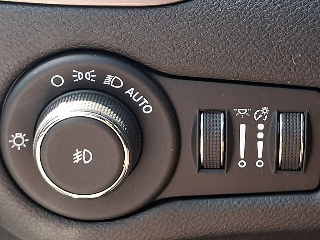 Used 2022 Jeep Cherokee Limited AWD/4WD image 23