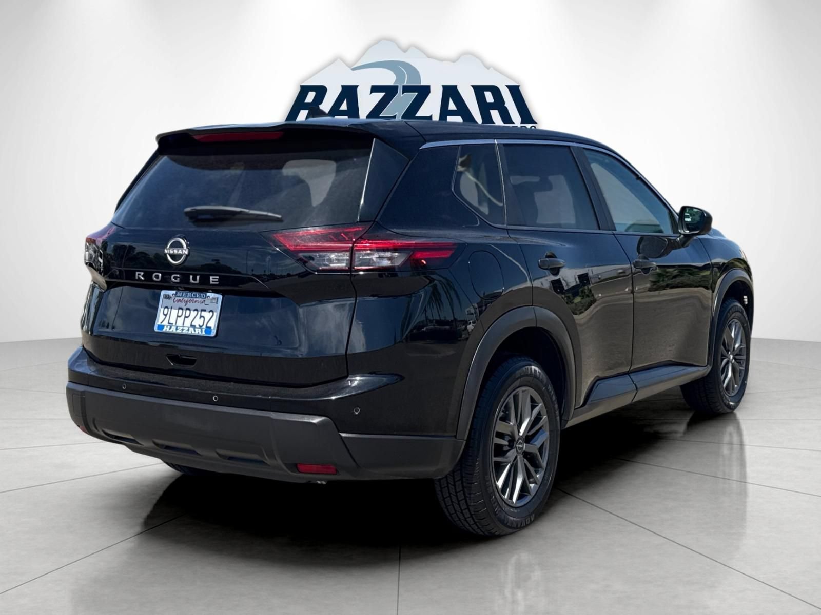 Used 2024 Nissan Rogue S FWD image 3