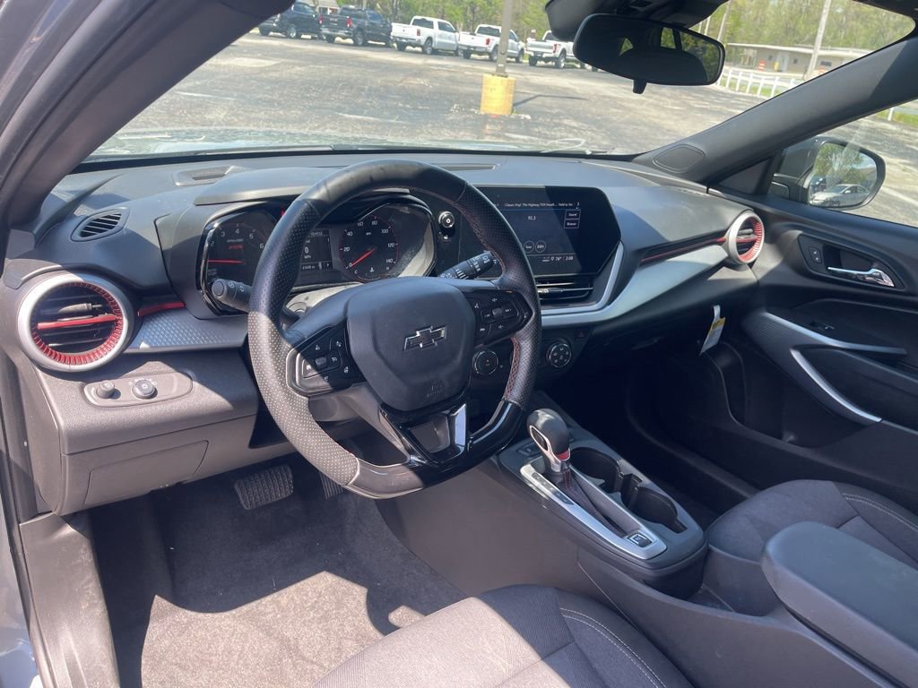 Used 2024 Chevrolet Trax RS FWD image 14
