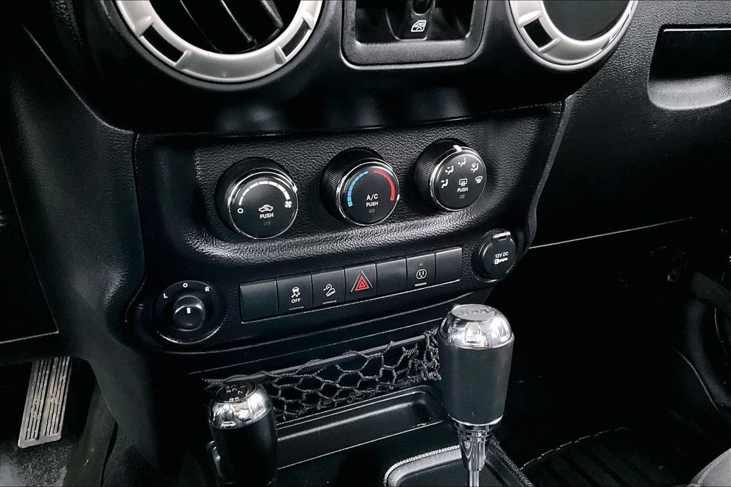 Used 2017 Jeep Wrangler Unlimited Sahara AWD/4WD image 14