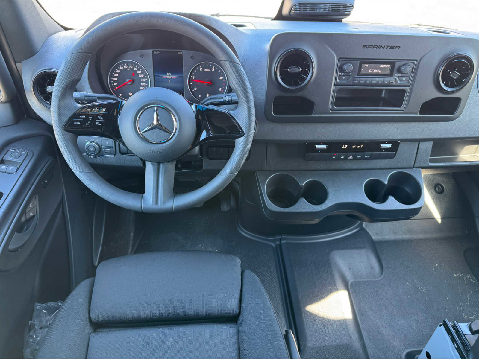 Used 2025 Mercedes-Benz Sprinter 2500 image 14