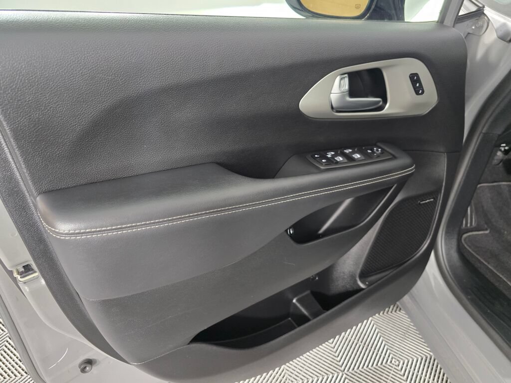 Used 2023 Chrysler Pacifica Limited w/ Uconnect Theater Family Group FWD image 19