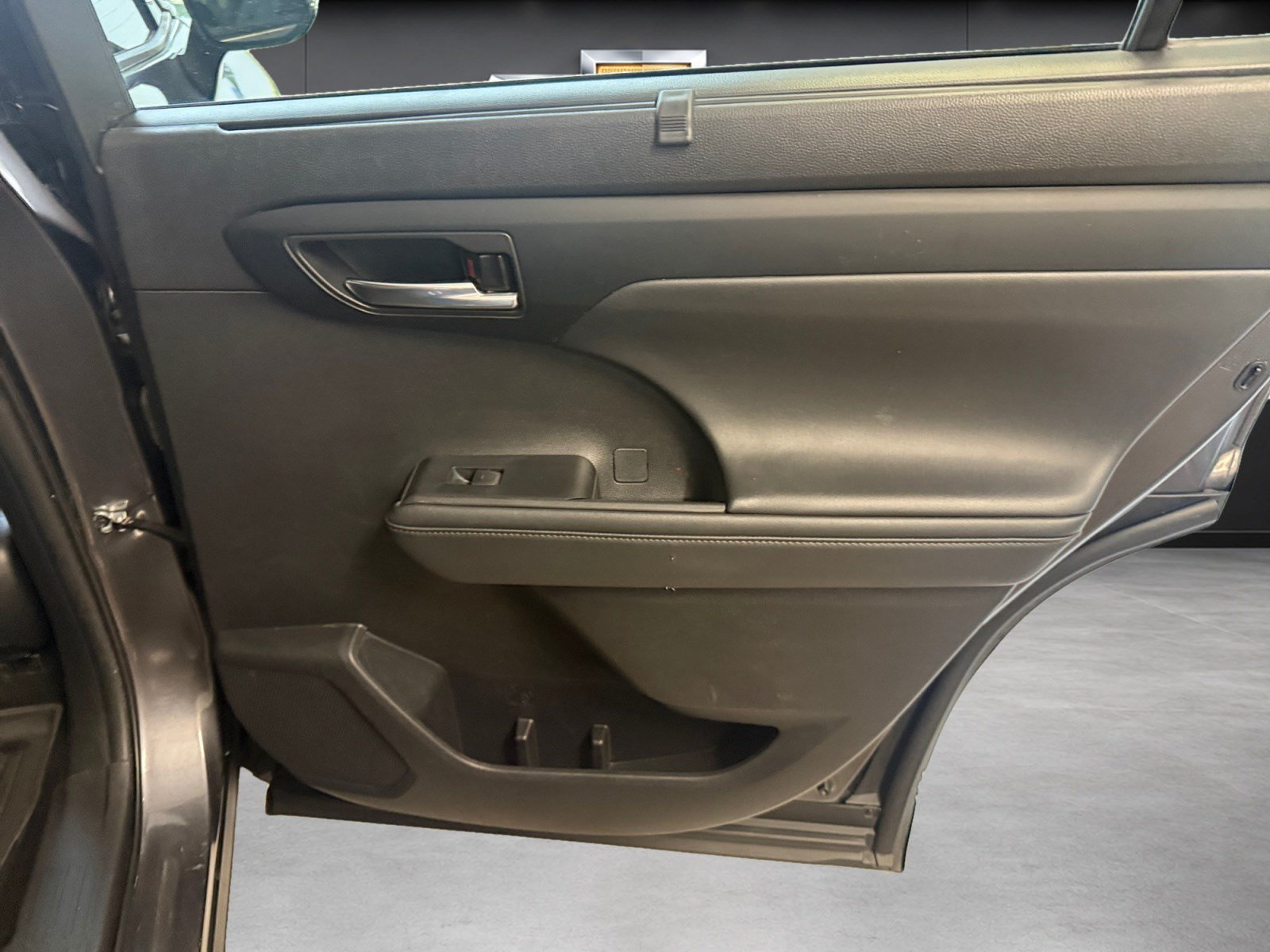 Used 2022 Toyota Highlander XSE FWD image 16