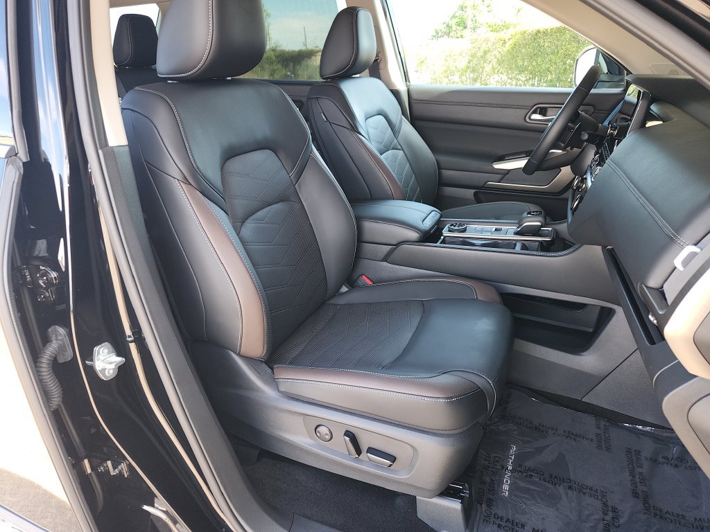 Used 2025 Nissan Pathfinder Platinum w/ Black Appearance Package AWD/4WD image 17