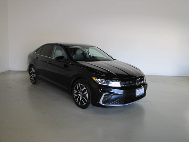Used 2025 Volkswagen Jetta SE FWD image 3
