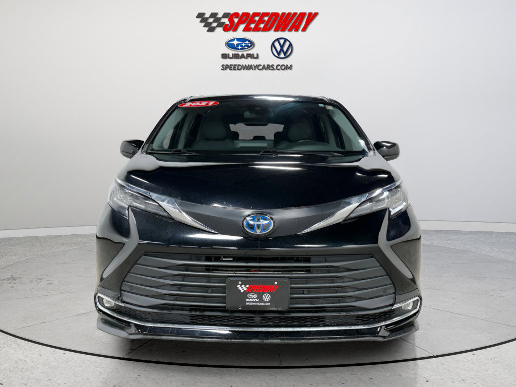 Used 2021 Toyota Sienna XLE image 2