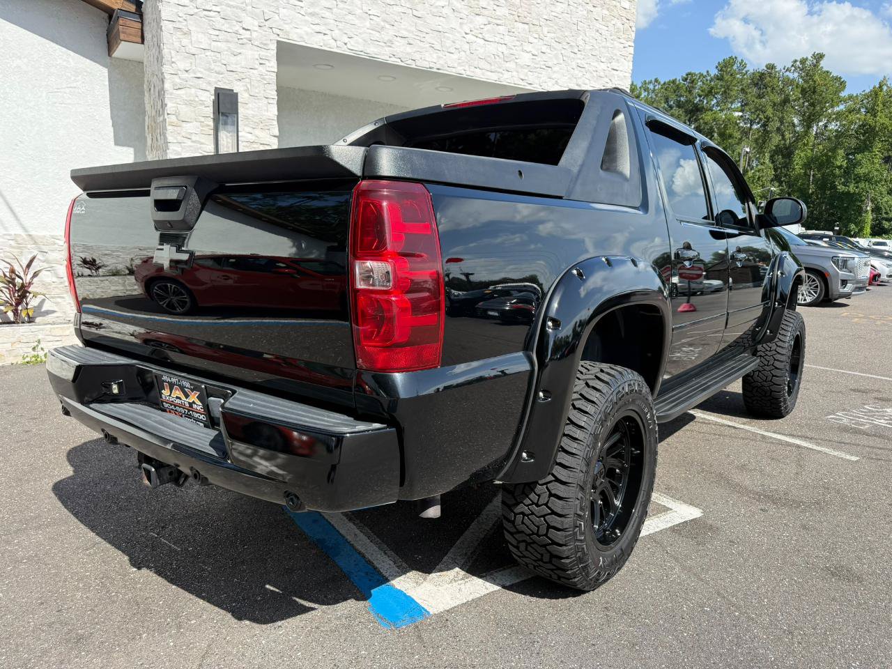 Used 2011 Chevrolet Avalanche LTZ AWD/4WD image 17