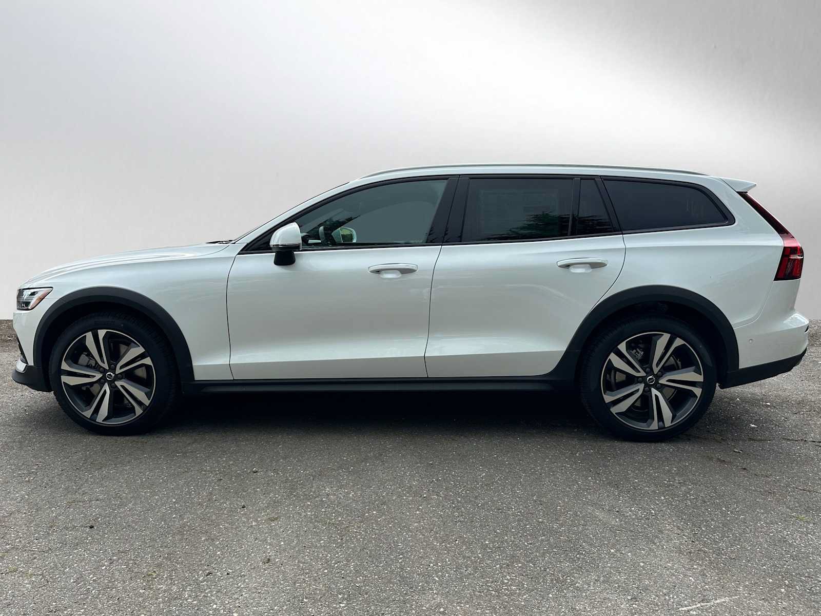 New 2026 Volvo V60 B5 Cross Country Plus w/ Climate Package AWD/4WD image 6