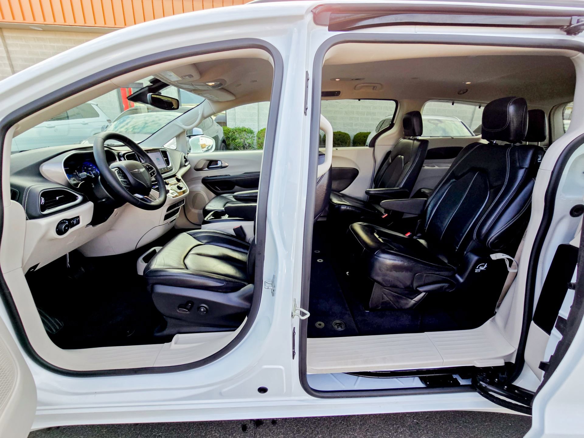 Used 2022 Chrysler Pacifica Touring-L image 10