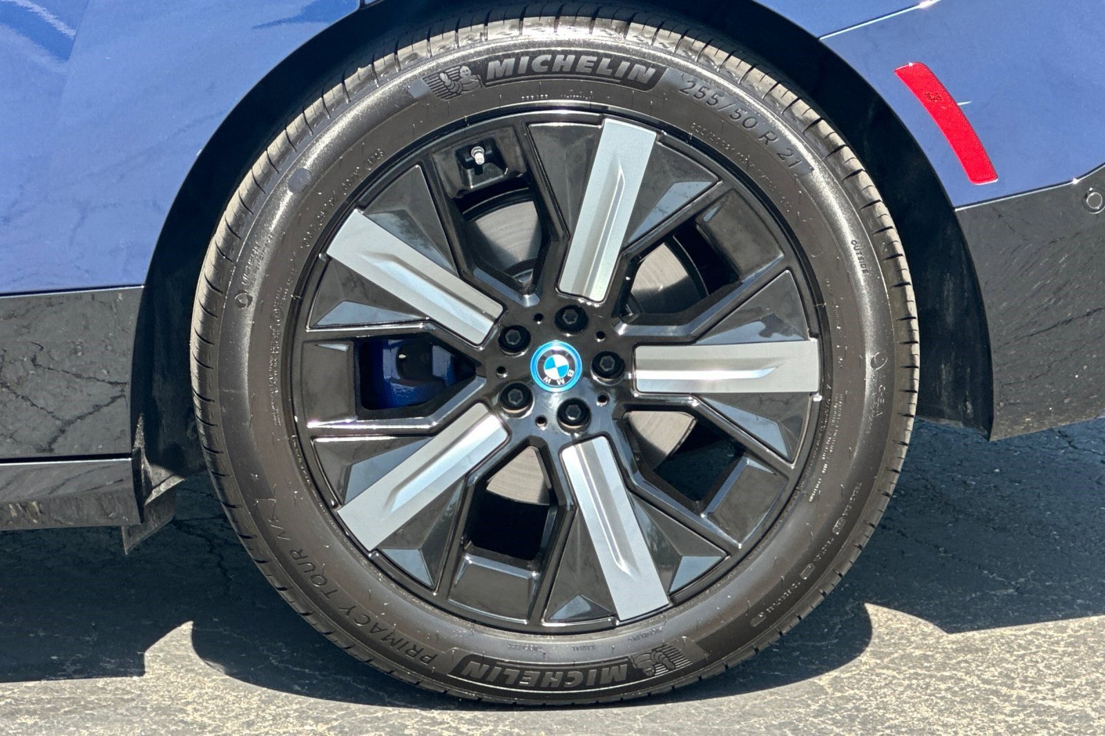 Certified 2023 BMW iX xDrive50 w/ Premium Package AWD/4WD image 37
