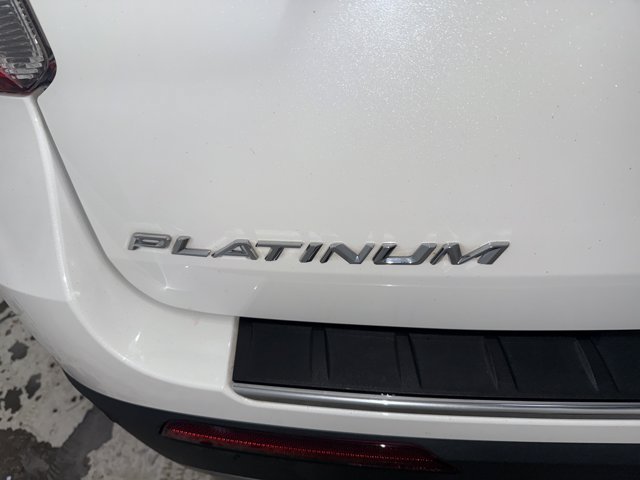 Used 2022 Ford Explorer Platinum w/ Equipment Group 601A AWD/4WD image 40