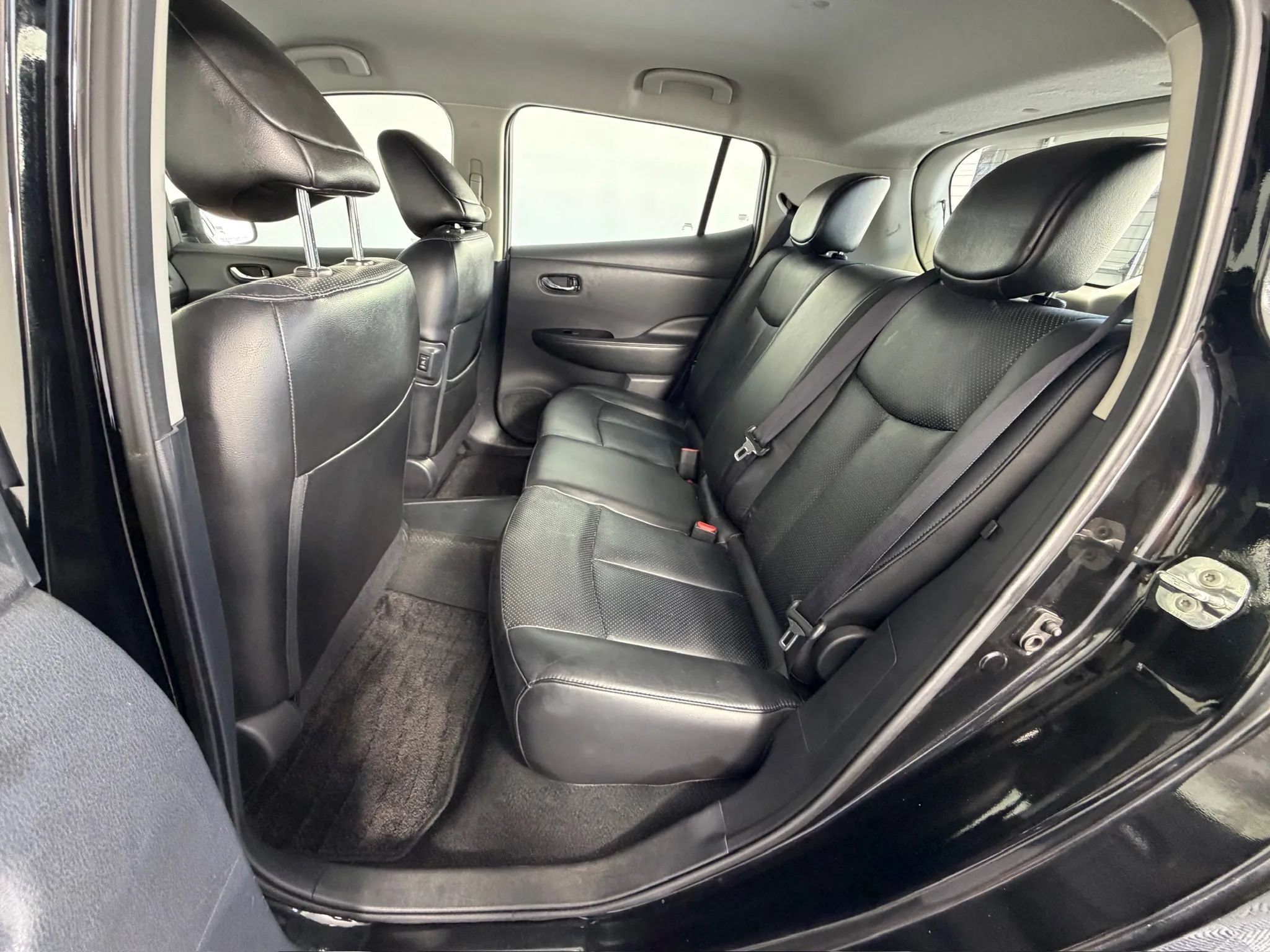 Used 2013 Nissan Leaf SL w/ Premium Pkg FWD image 38