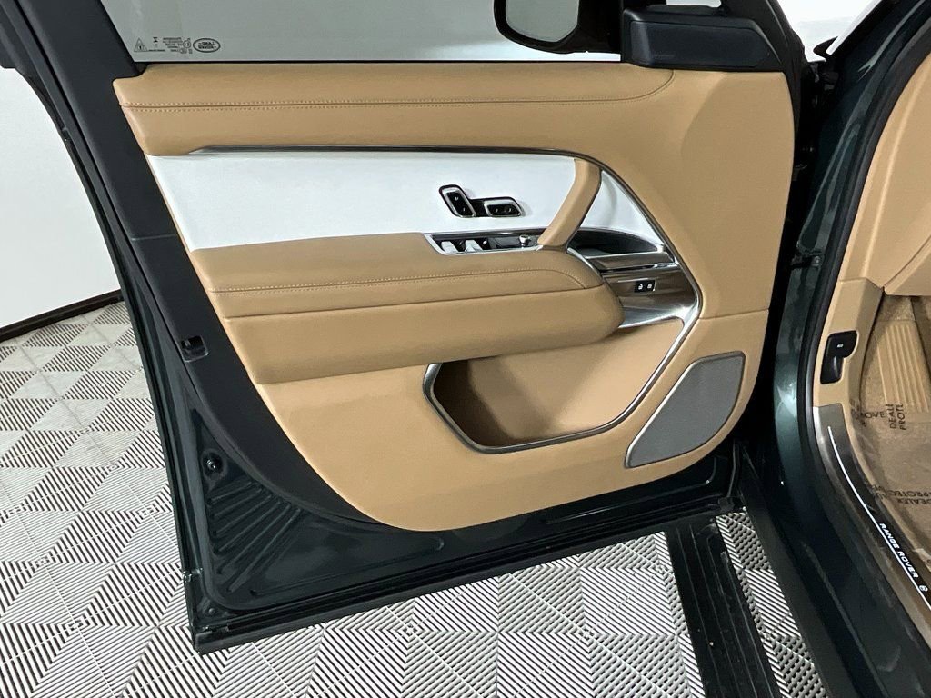 Used 2025 Land Rover Range Rover SV image 18