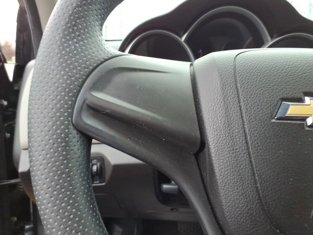 Used 2013 Chevrolet Cruze LS FWD image 14