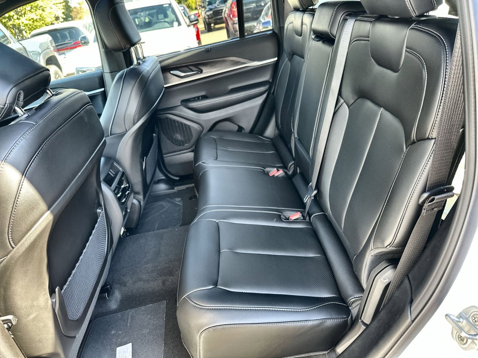 New 2025 Jeep Grand Cherokee Limited w/ Luxury Tech Group II image 25